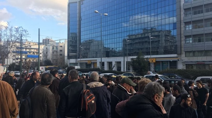 Μέλη της ΛΑΕ έξω από τη ΓΑΔΑ – Κυκλοφοριακό κομφούζιο στο κέντρο της Αθήνας